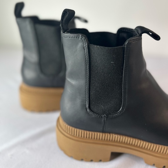 Black with tan rubber soles H&M Chelsea Boots. - Picture 8 of 9